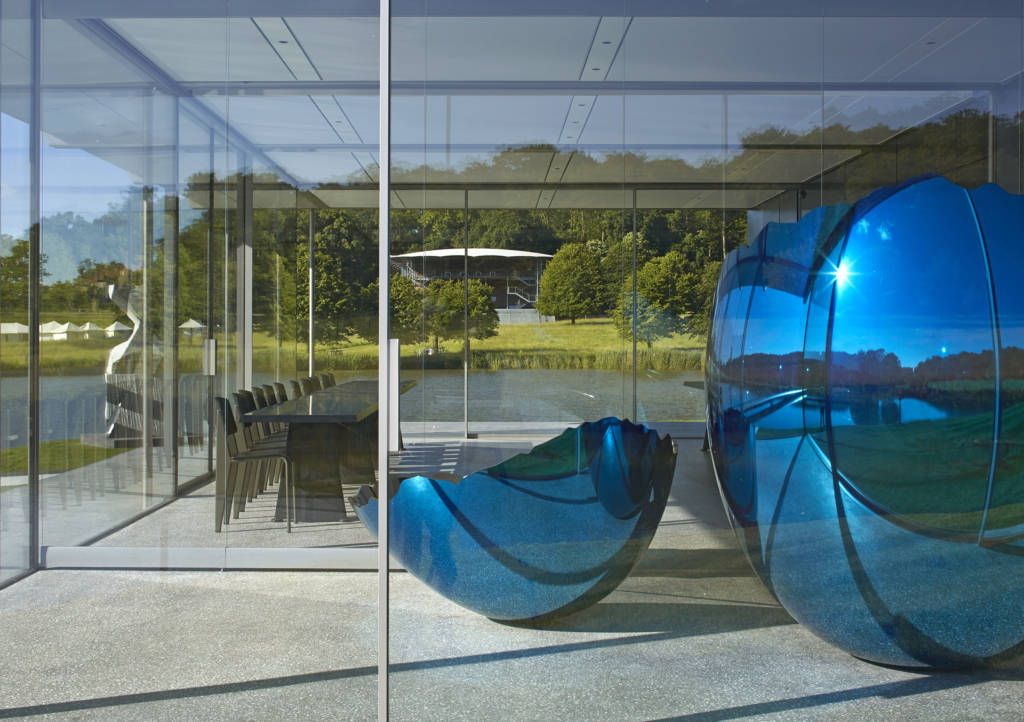 Garsington Island Pavilion Wormsley with Jeff Koons Cracked Egg (Blue)